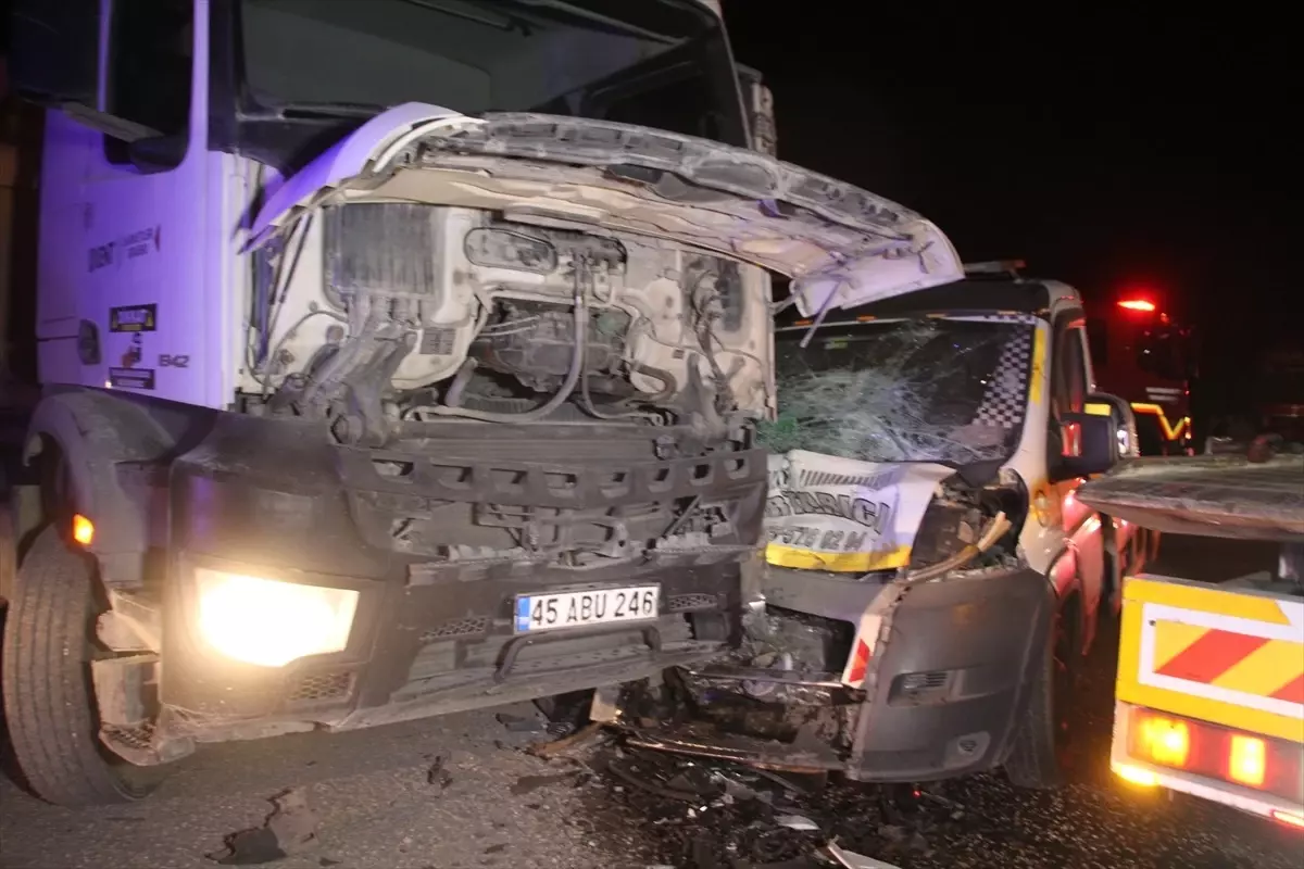 Manisa'da Trafik Kazası: 1 Ölü, 4 Yaralı