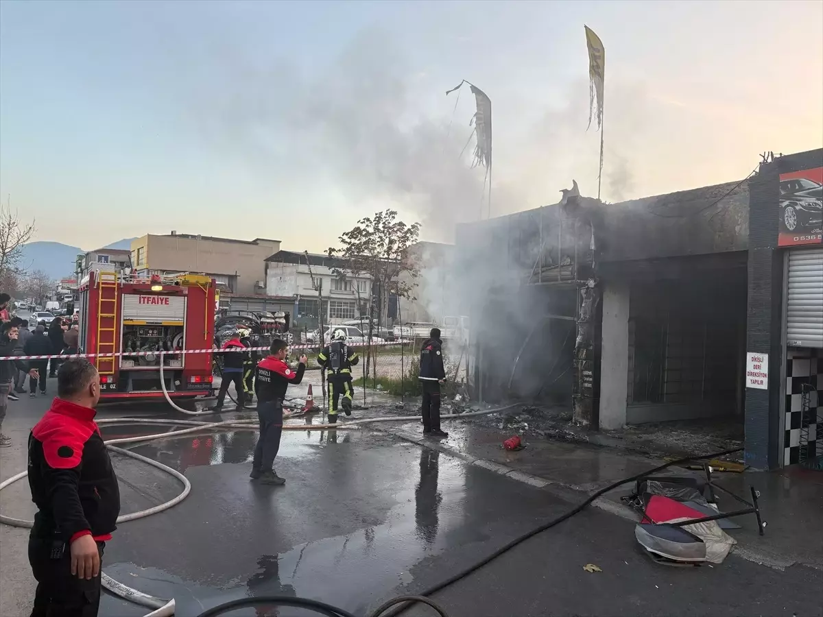 Denizli'de Oto Aksesuar Dükkanı Yangında Kullanılamaz Hale Geldi