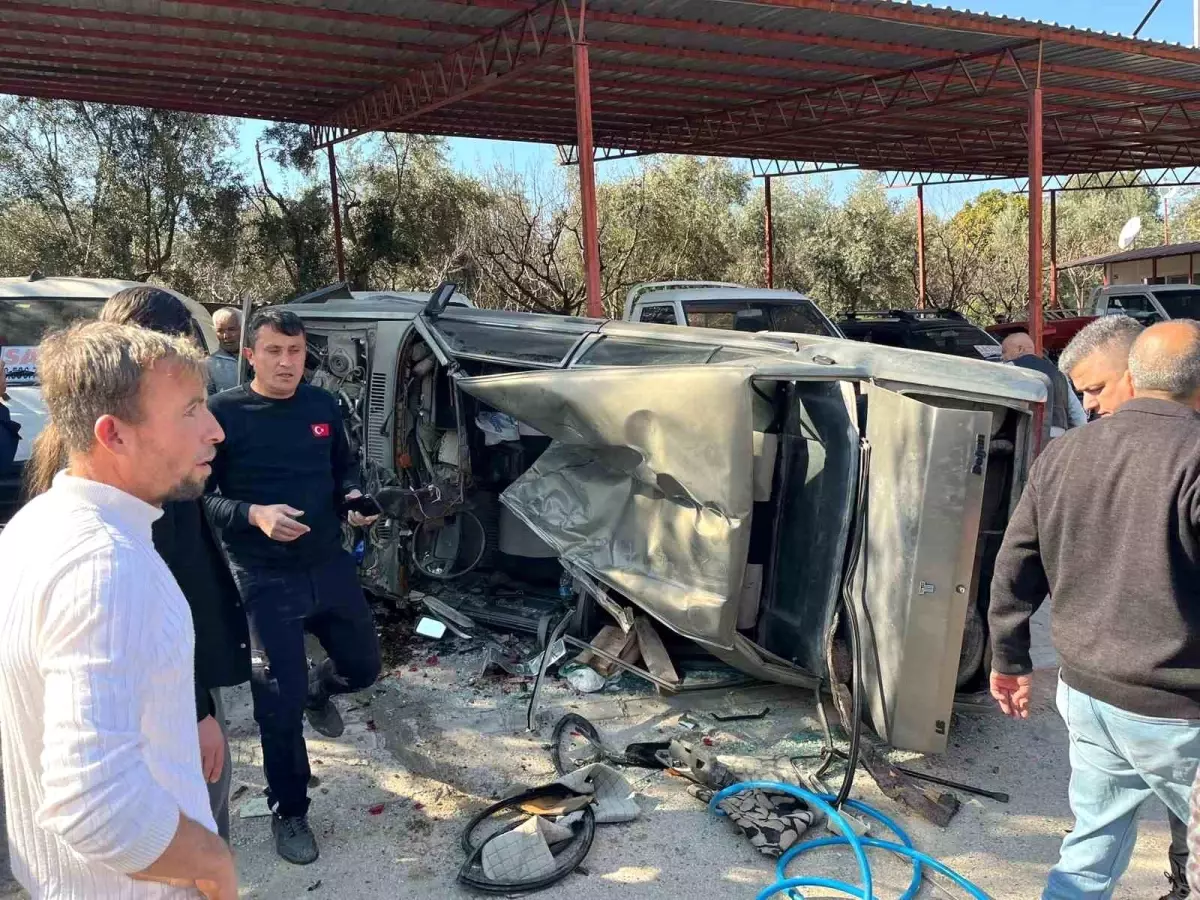 Mersin'de Otomobil Park Halindeki Araçlara Çarptı: 2 Yaralı
