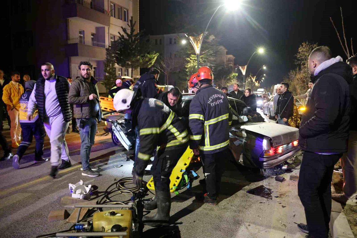 Nevşehir'de Trafik Kazası: 6 Yaralı, Yakınlar Ambulansa Saldırdı