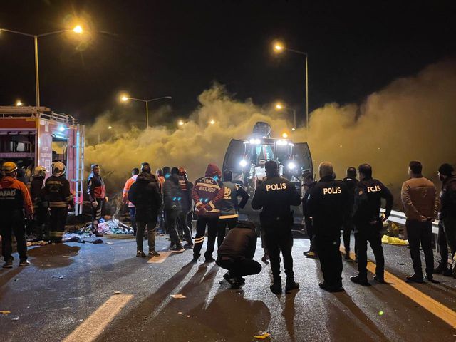 TAG Otoyolu'nda korkunç kaza! Araçlar alev topuna döndü, ölü ve yaralılar var