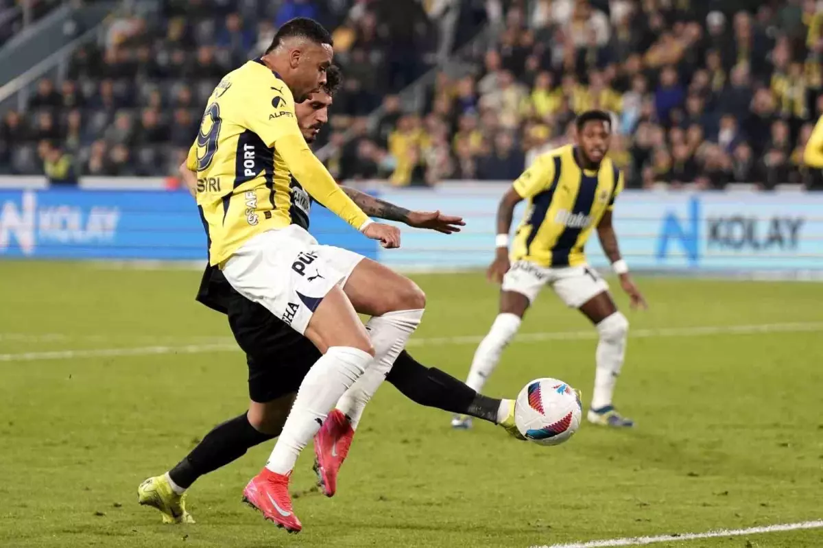 Fenerbahçe, Çaykur Rizespor'a Karşı İlk Yarıyı 2-1 Geride Tamamladı
