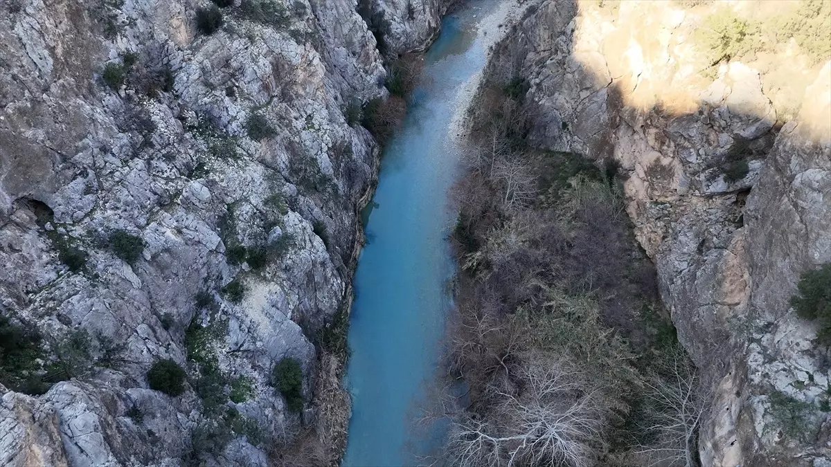 Göksu Nehri'nin Turkuaz Güzelliği Kış Aylarında da Göz Kamaştırıyor
