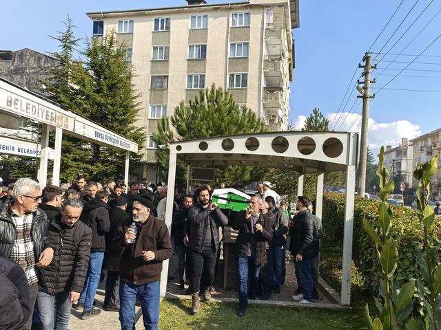Yarım saat arayla kalp krizi geçiren çifti ölüm bile ayıramadı