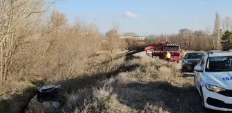 Çorum'da Otomobil Dere Yatağına Devrildi: Sürücü Yaralandı