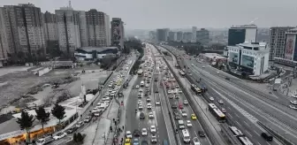 İstanbul'da yarıyıl tatilin ardından okulların açılmasıyla trafik yoğunluğu oluştu