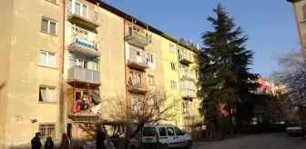 Konya'da Çatlaklar Sebebiyle Apartman Boşaltıldı