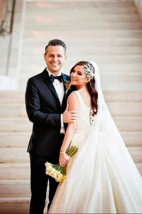 Şarkıcı Merve Özbey'in eşi ile emniyet müdürü tutuklandı Şarkıcı Merve Özbey'in eşi ile emniyet müdürü tutuklandı