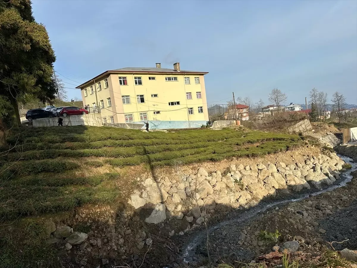 Rize'de Heyelan Nedeniyle Ortapazar Ortaokulu'nda Eğitime Ara Verildi