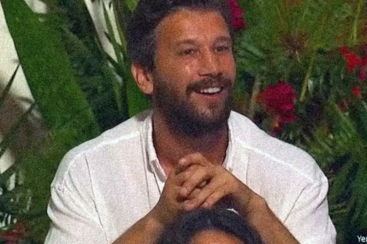 Survivor'da aşk bombası! Adem'i bakışları ele verdi