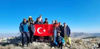 Dağcılar Kırşehir zirvelerinde Türk Bayrağı açtı