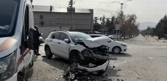 Elazığ'da ambulans ile otomobilin çarpıştığı kazada 2 kişi yaralandı