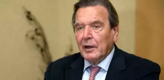 Eski Başbakan Gerhard Schröder Tükenmişlik Sendromu Nedeniyle Tedavi Görüyor