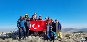 Kırşehirli dağcılar, Kervansaray Dağı'nın zirvesine tırmandı