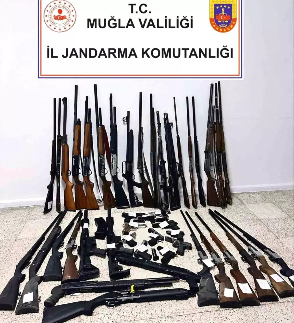 Muğla'da Ruhsatsız Tüfek ve Tabancalar Ele Geçirildi