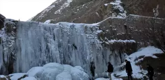 Muş'ta Çar Çayı Şelalesi Soğuk Hava Nedeniyle Dondu