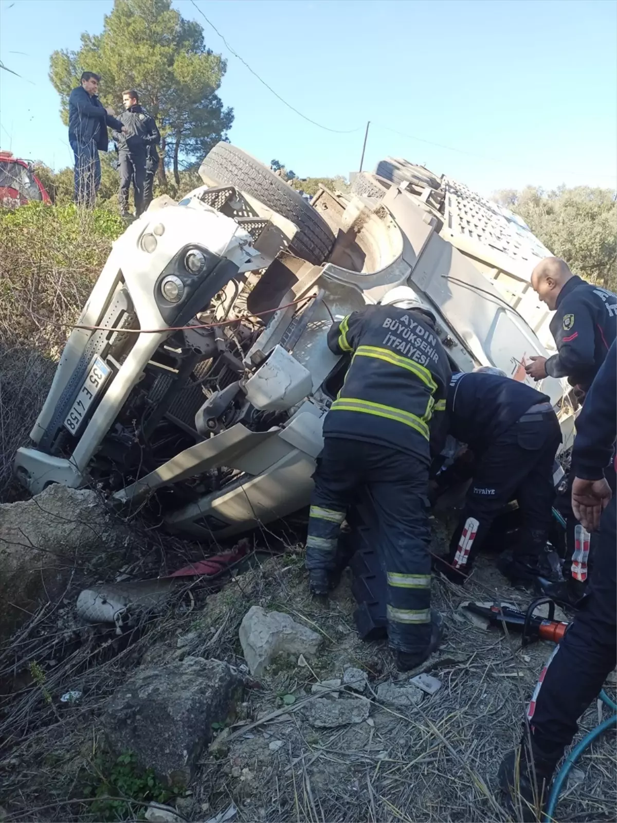 Kuşadası'nda Tır Devrildi: Sürücü Hayatını Kaybetti, 3 Yaralı