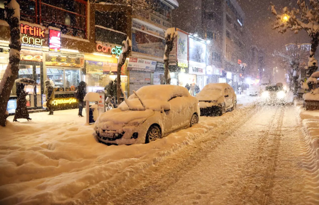 The expected snowfall in Istanbul has started