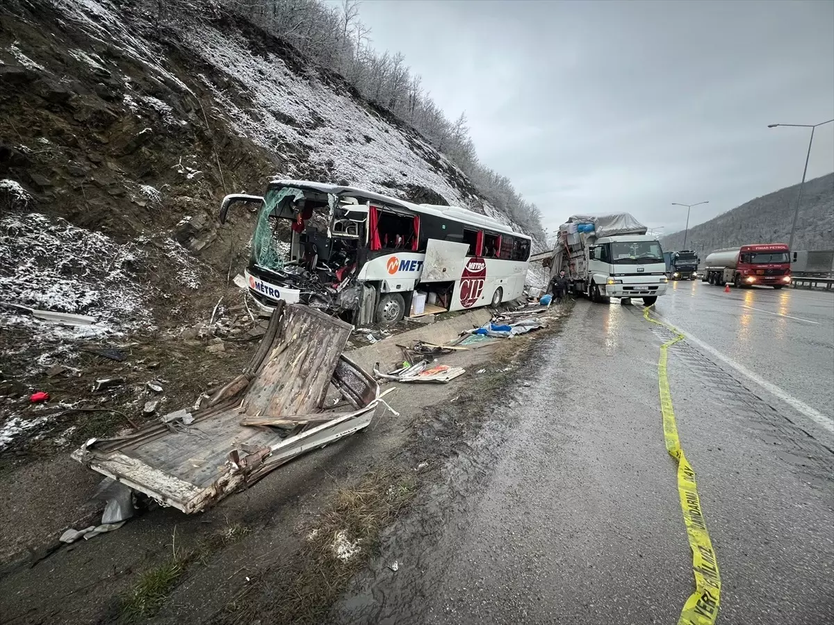 Samsun'da Yolcu Otobüsü Kamyona Çarptı: 1 Ölü, 21 Yaralı