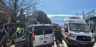 Turgutlu'da Hafif Ticari Araç, Park Halindeki Kamyona Çarptı: 2 Yaralı