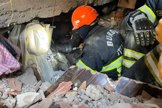 Bin 400 kişiye mezar olan depremin 'kara' simgesi Ebrar Sitesi'nde yürek burkan anma