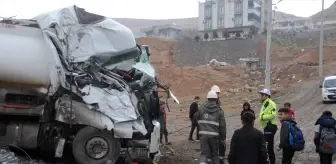 Cizre'de Yakıt Tankeri Elektrik Direğine Çarptı: Sürücü Yaralı