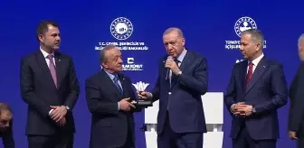 Cumhurbaşkanı Erdoğan sahneye çağırdığı iş adamına sitem etti: Yardımını beğenmedim