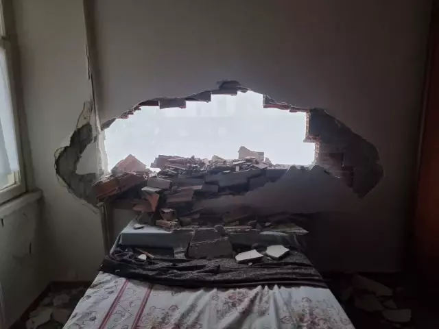 5 families are living in a heavily damaged building in Diyarbakır, unable to move