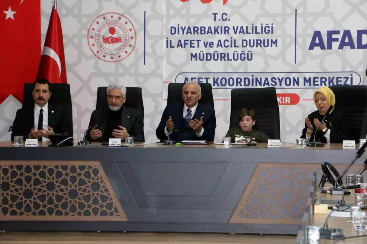 Diyarbakır'da Depremde Hayatını Kaybedenler Anıldı
