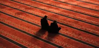 Ezan okunurken namaz kılınır mı? Ezan okunurken namaz kılınırsa kabul olur mu Diyanet?