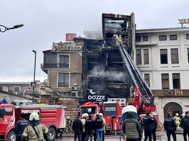 İstanbul Mısır Çarşısı'nda bir restoranda yangın çıktı! Ekipler olay yerine sevk edildi İstanbul Mısır Çarşısı'nda bir restoranda yangın çıktı! Ekipler olay yerine sevk edildi