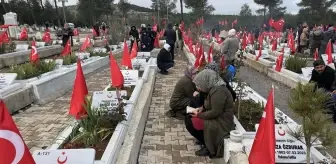 Kahramanmaraş'ta Depremzedeler Mezarlıkları Ziyaret Ediyor