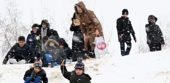 Kayseri'de Kar Yağışı Çocukları Kızakla Eğlendirdi