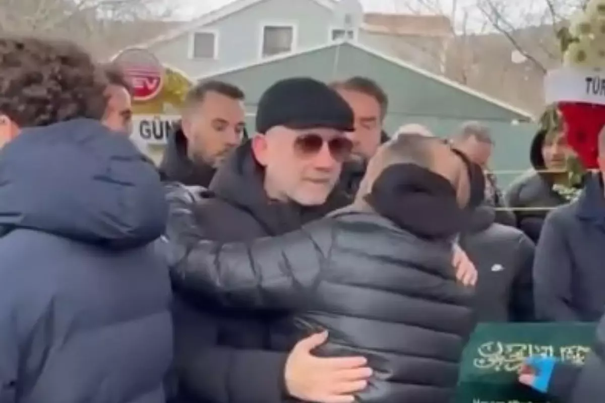 Sergen Yalçın'ın kardeşi son yolculuğuna uğurlandı: Acı gününde dostları yalnız bırakmadı