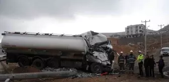 Cizre'de Freni Boşalan Akaryakıt Tankeri Elektrik Direğine Çarptı