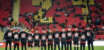 Göztepe ile Gaziantep FK'nın Mücadelesi İlk Yarıda Golsüz Beraberlikle Sona Erdi