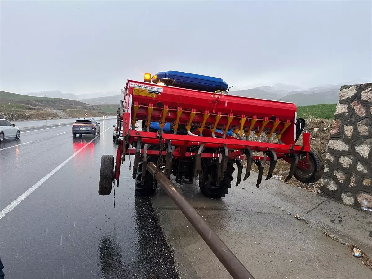 Adıyaman'da Otomobil-Traktör Çarpışmasında 5 Kişi Yaralandı