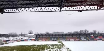 Düzce'de Karla Kaplanan Stadyum Temizleniyor