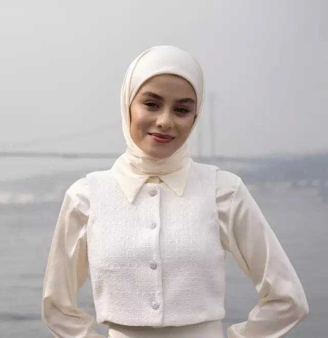 İlayda Alişan's Headscarf Role Became a Hot Topic on Social Media