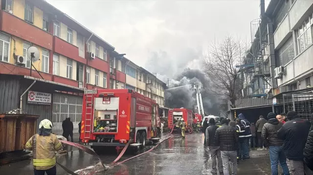 Fire in a rubber workshop in Istanbul! Smoke filled the sky