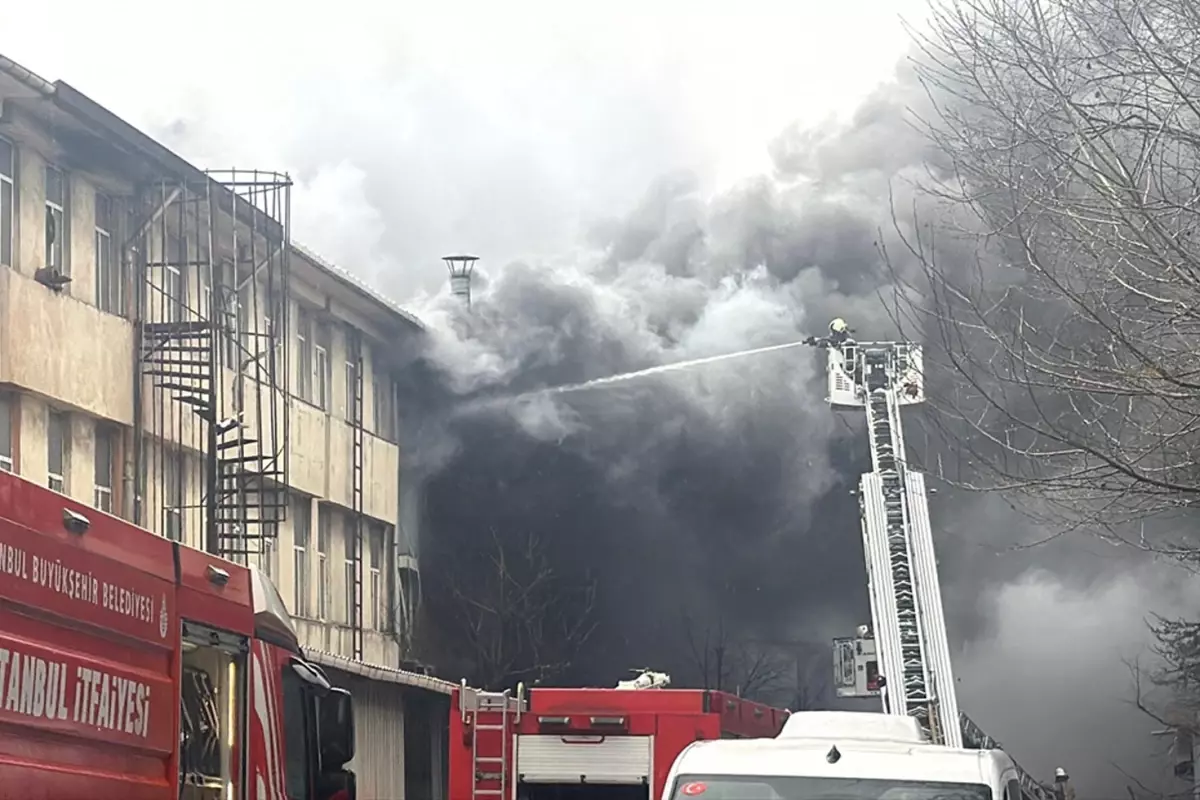 İstanbul'da kauçuk atölyesinde yangın! Dumanlar gökyüzünü kapladı