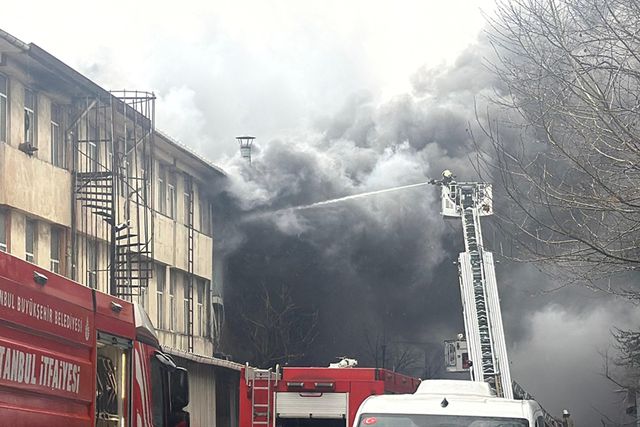 İstanbul'da kauçuk atölyesinde yangın! Dumanlar gökyüzünü kapladı İstanbul'da kauçuk atölyesinde yangın! Dumanlar gökyüzünü kapladı