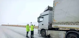 Erzincan'da Yoğun Kar Yağışı Nedeniyle Araçlara Yardım Çalışmaları Başlatıldı