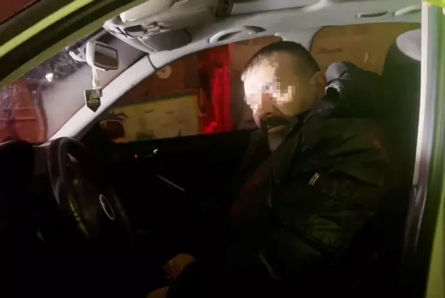 The police forcibly woke up the drunk driver who fell asleep while driving