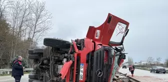 Sinop'ta Tuğla Yüklü Kamyon Devrildi: Bir Yaralı