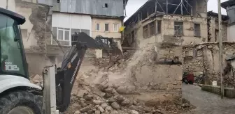 Elazığ'ın Ağın İlçesinde Tehlikeli Metruk Ev Yıkıldı