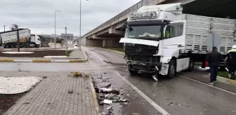 Balıkesir'de TIR ve Kamyonet Çarpıştı: Trafik Kapatıldı