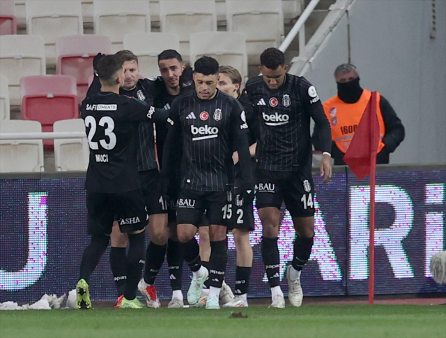 Beşiktaş, Sivasspor'u deplasmanda 2-0 yendi Beşiktaş, Sivasspor'u deplasmanda 2-0 yendi