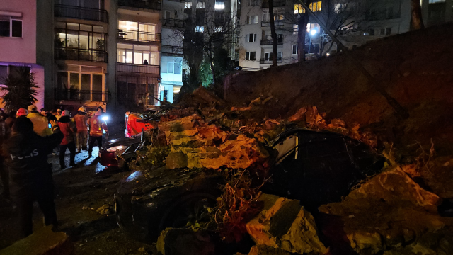 Landslide in Beşiktaş Parking Lot, 8 Vehicles Damaged