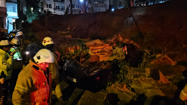 Landslide in Beşiktaş Parking Lot, 8 Vehicles Damaged